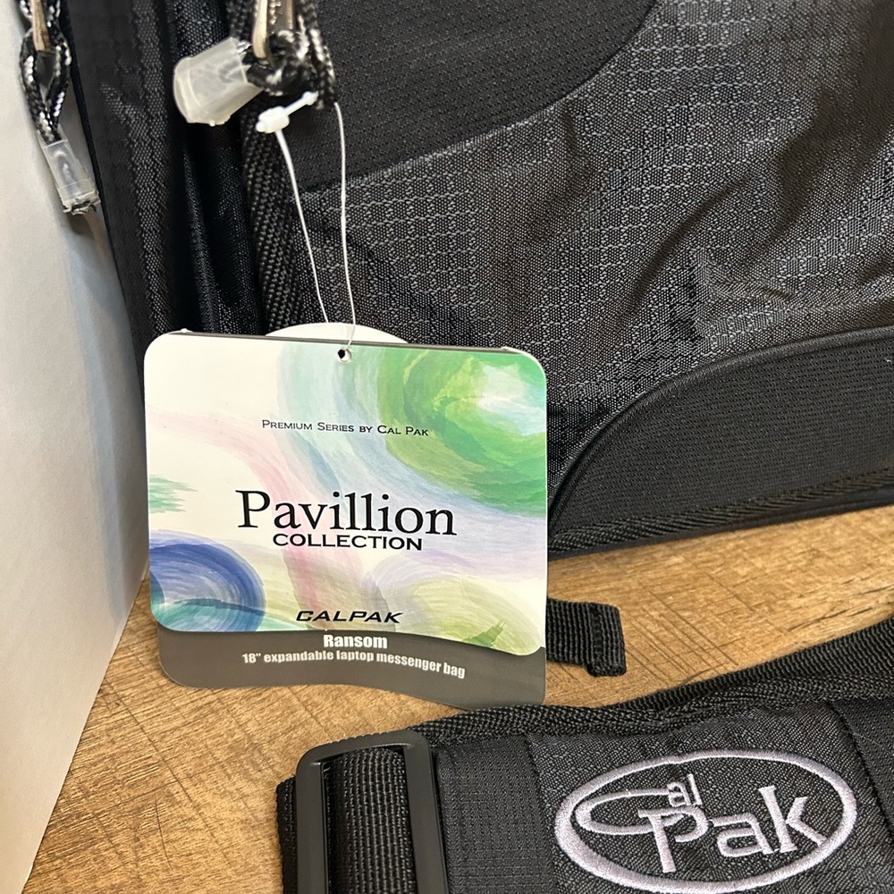 Pavilion Black Messenger Bag by Calpak 18” Laptop - Picture 2 of 10